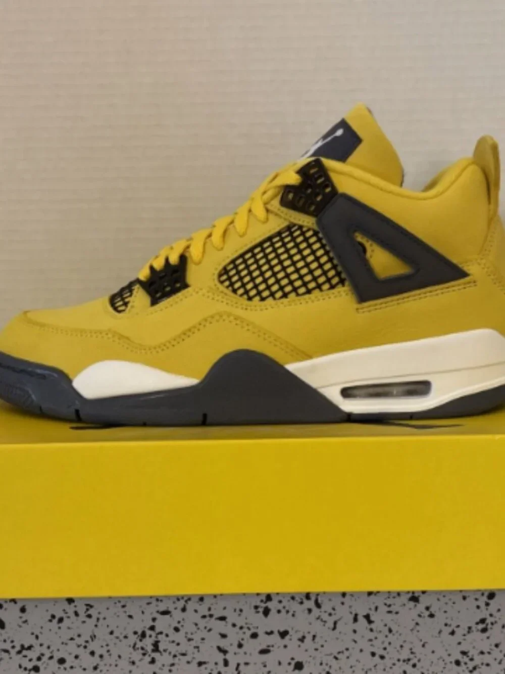 Jordan 4 Retro Mid Lightning